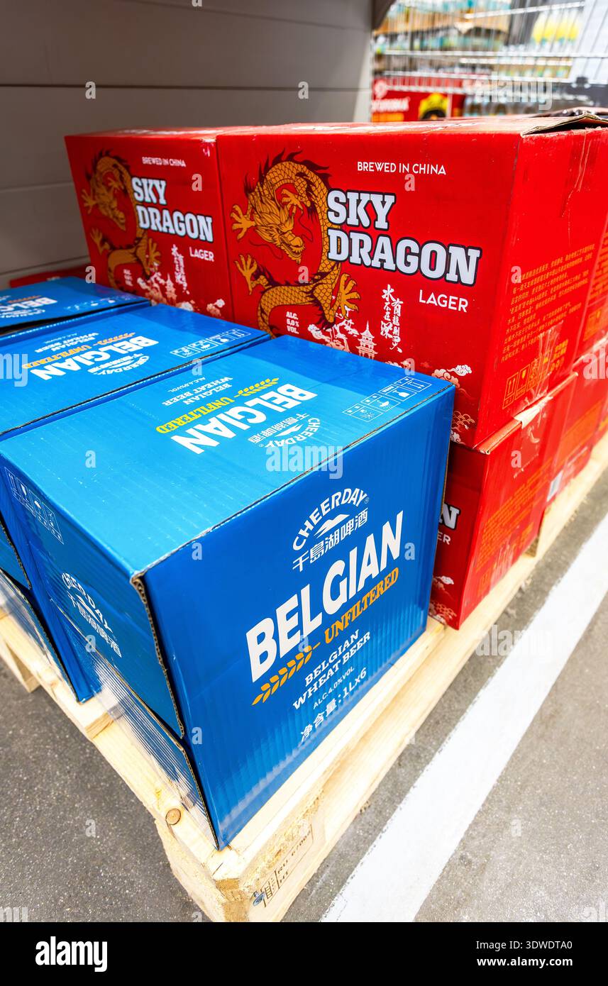 Samara, Russland - 5. Oktober 2025: Cheerday chinesisches pasteurisiertes Bier. Cheerday belgisches Weizenbier. Alkoholische Getränke in Dosen und Spirituosen. Gebrüht Stockfoto