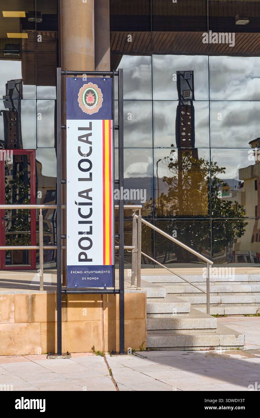 Ronda, Spanien - 08. Februar 2026: Blick auf das lokale Schild Policia, das die architektonische Mischung der Stadt und die städtische Dynamik, die blau-gelbe Farbe, reflektiert Stockfoto