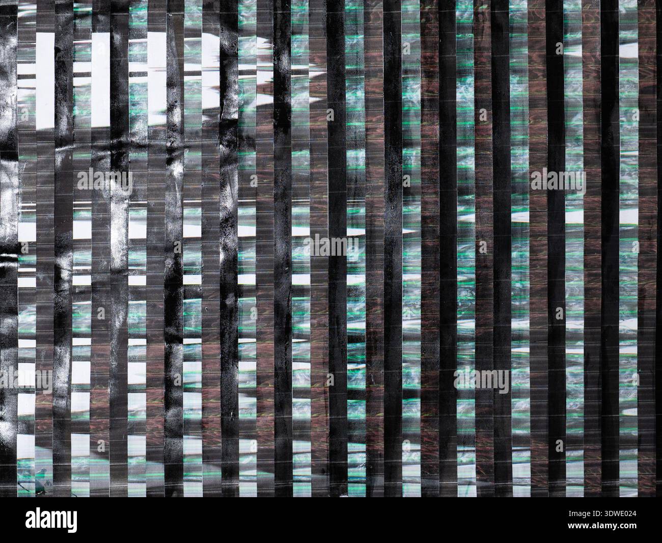 Abstrakte Collage mit rhythmischer Abwechslung von tiefschwarzen und cybergrünen Papierstreifen Stockfoto