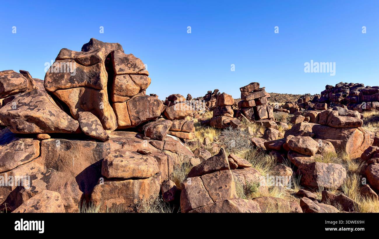 Atemberaubende Felsformationen in Namibias Landschaft, die die raue Schönheit und die komplizierten Details der Natur zeigen. Perfekt für Reisen und Naturbegeisterte Stockfoto
