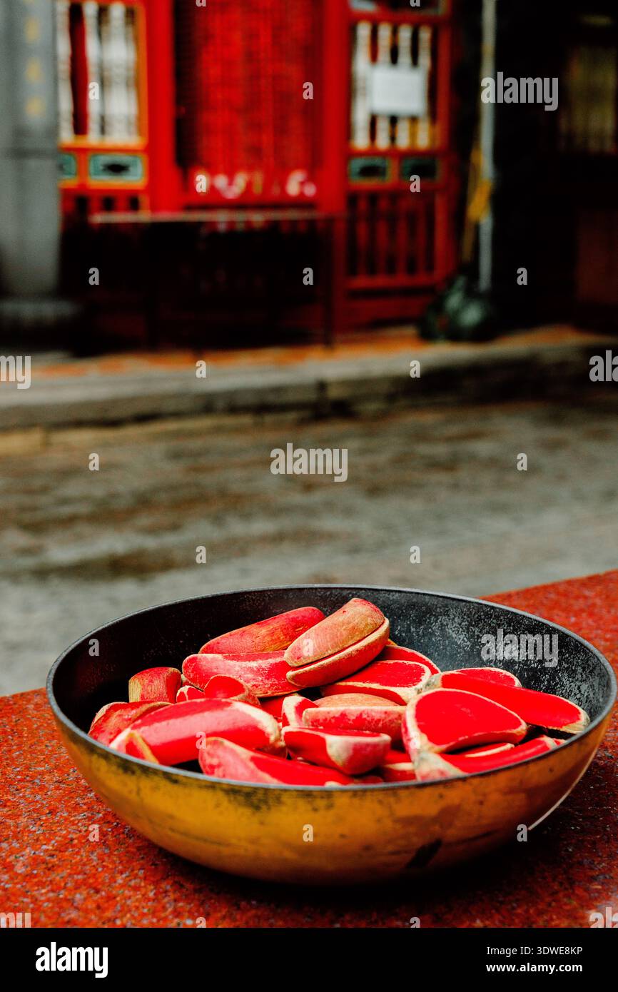 Eine Sammlung von Wahrsagungsblöcken, die für spirituelle Opfergaben in einem traditionellen taiwanesischen Tempel verwendet wurden, die das reiche kulturelle Erbe und die Religionen hervorheben Stockfoto