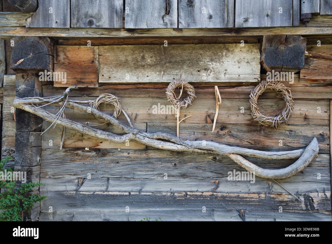 Holzwand Mit Natürlichen Dekorationen, Die Rustikalen Charme In Greina, Schweiz, Einfangen. Stockfoto