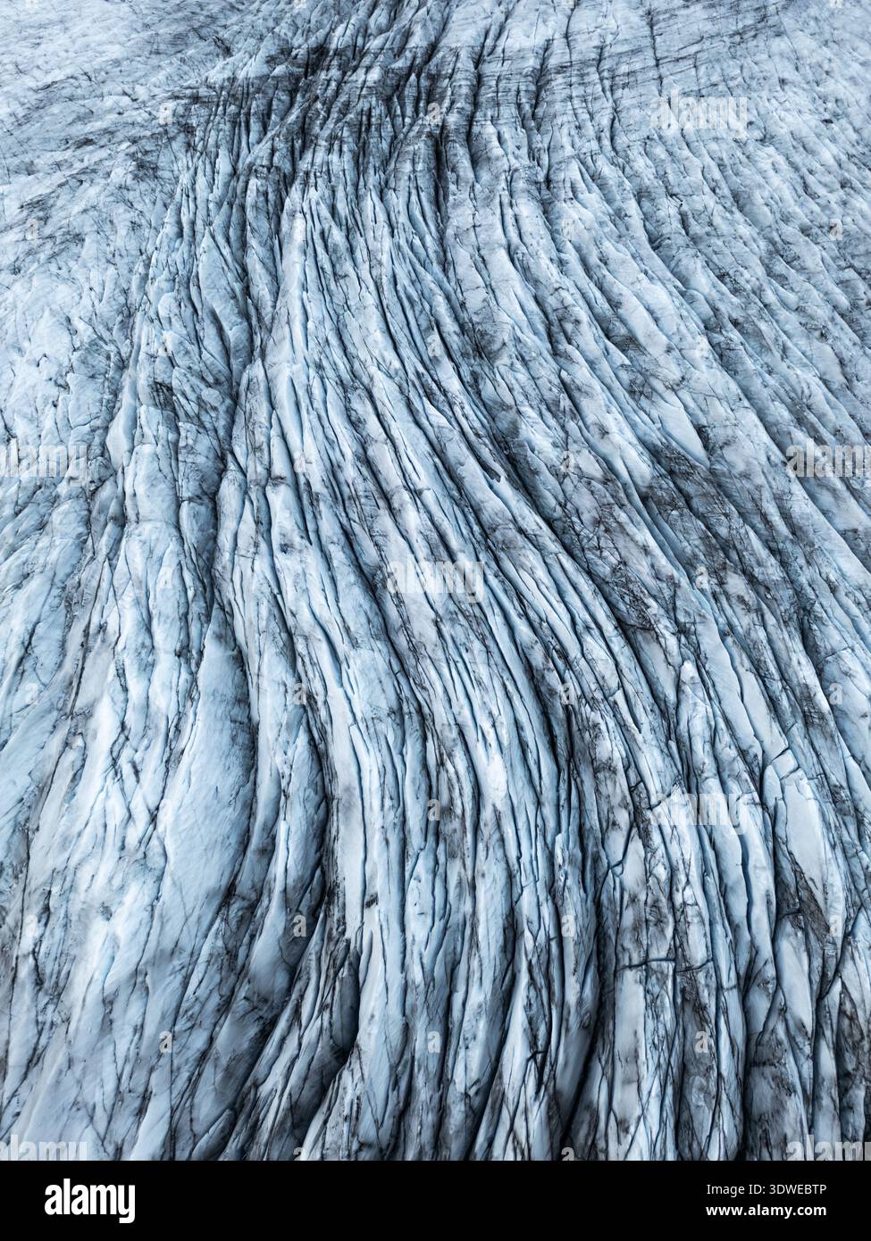 Luftaufnahme der detaillierten Eismuster und -Texturen auf der Oberfläche des Skaftafell-Gletschers, Island, mit natürlichen Formationen und komplizierten Designs i Stockfoto