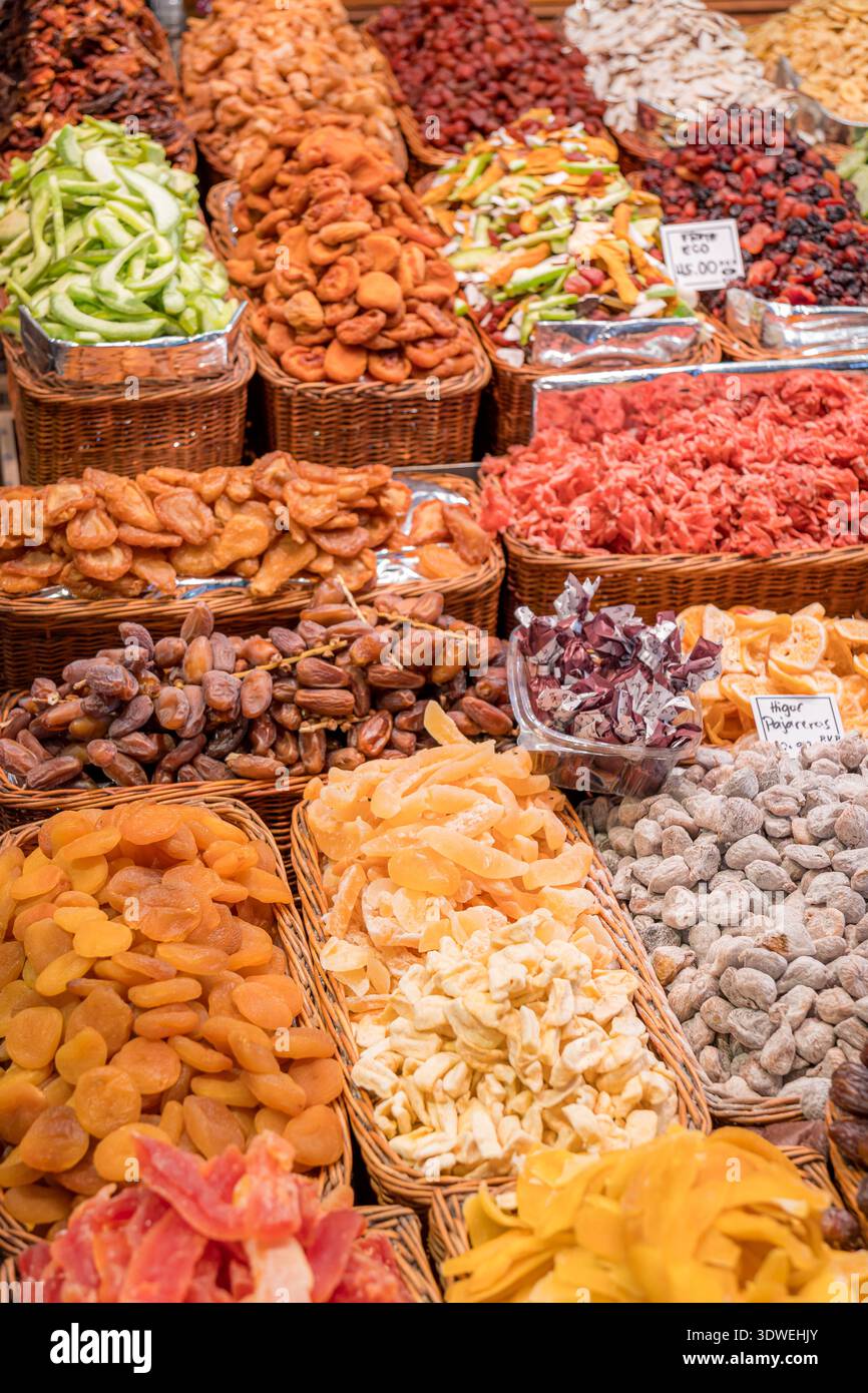 Eine lebendige Ausstellung von verschiedenen getrockneten Früchten, die in gewebten Körben angeordnet sind, mit verschiedenen Farben und Texturen. Perfekt für Marktszenen und Stockfoto