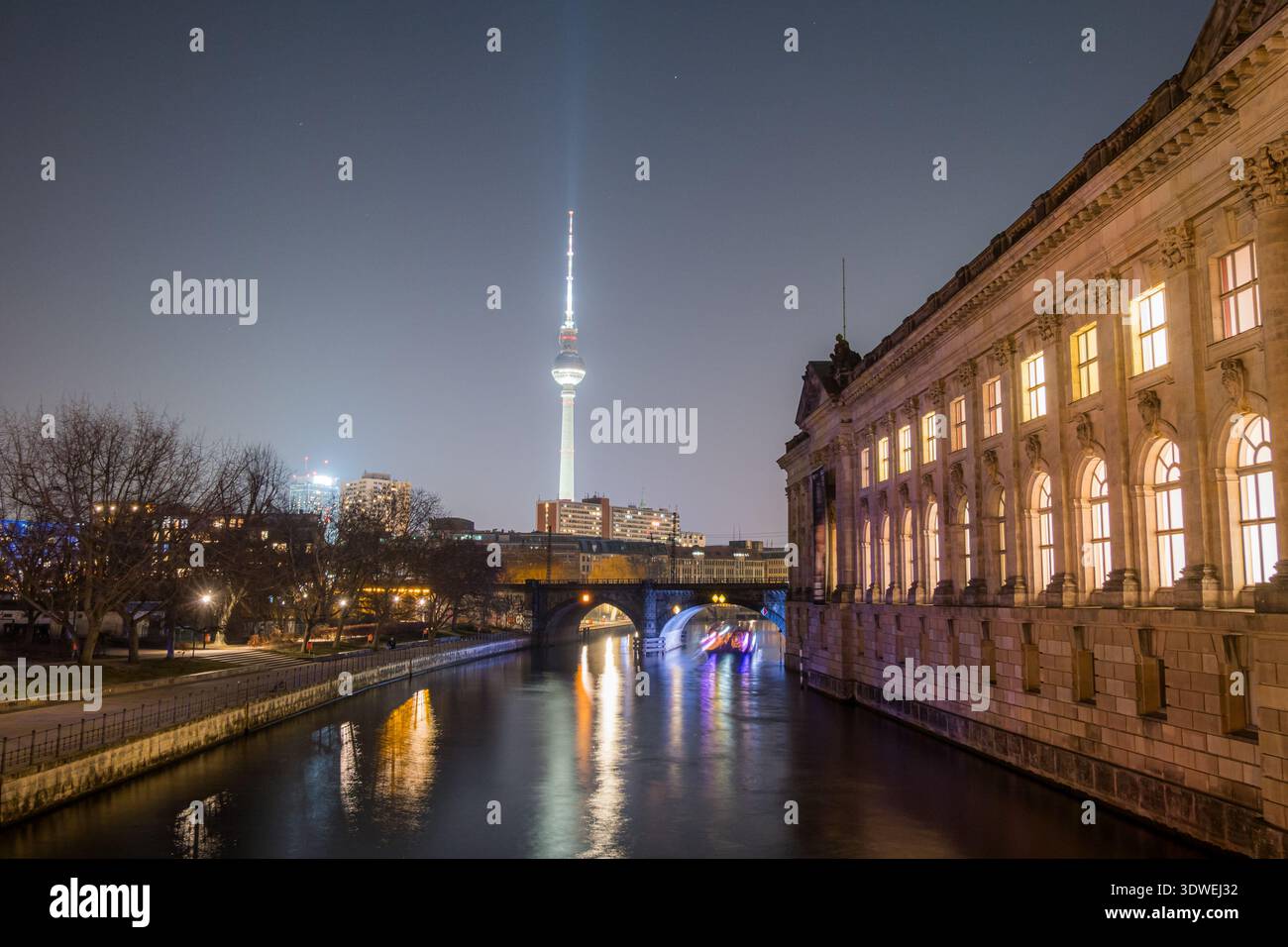 Panoramablick auf die Museumsinsel und den berühmten Berliner Fernsehturm in Deutschland. Die beleuchtete Architektur spiegelt sich wunderbar in der ruhigen Riv wider Stockfoto