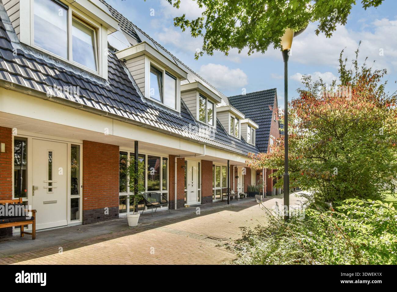 Ein wunderschöner Blick auf ein modernes Wohngebäude mit elegantem Design und gepflegter Umgebung, perfekt für das Leben in der Stadt. Stockfoto