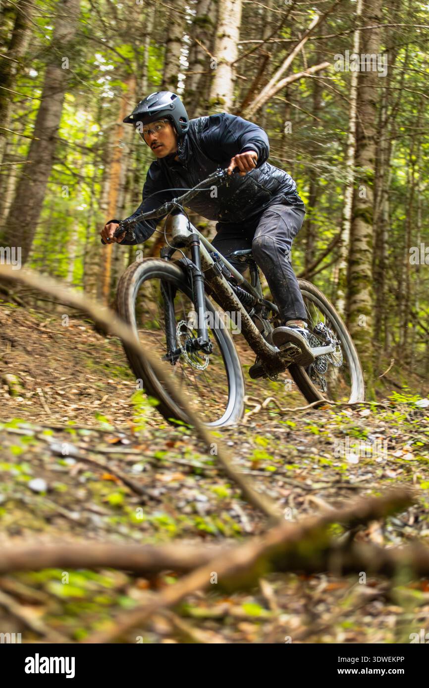 Begeisterte Männer Mountainbiken durch üppige Waldwege in den Pyrenäen und zeigen den Nervenkitzel und die Spannung der Outdoor-Abenteuer in diesem atemberaubenden Abenteuer Stockfoto