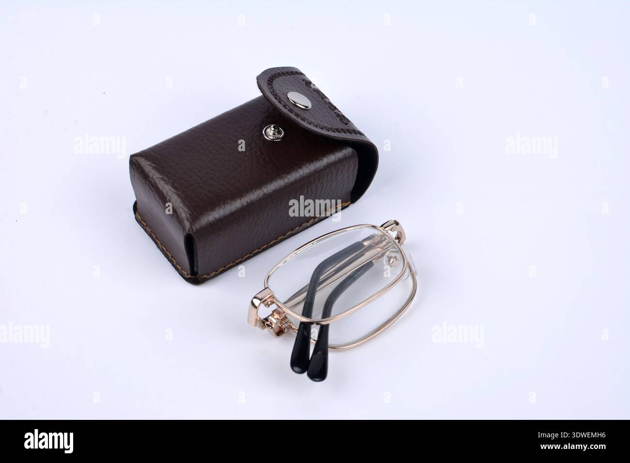 Faltgläser Anti-Strahlung Mini-Fall Mode. Faltbrille mit hartem Fall auf weißem Hintergrund. Stockfoto