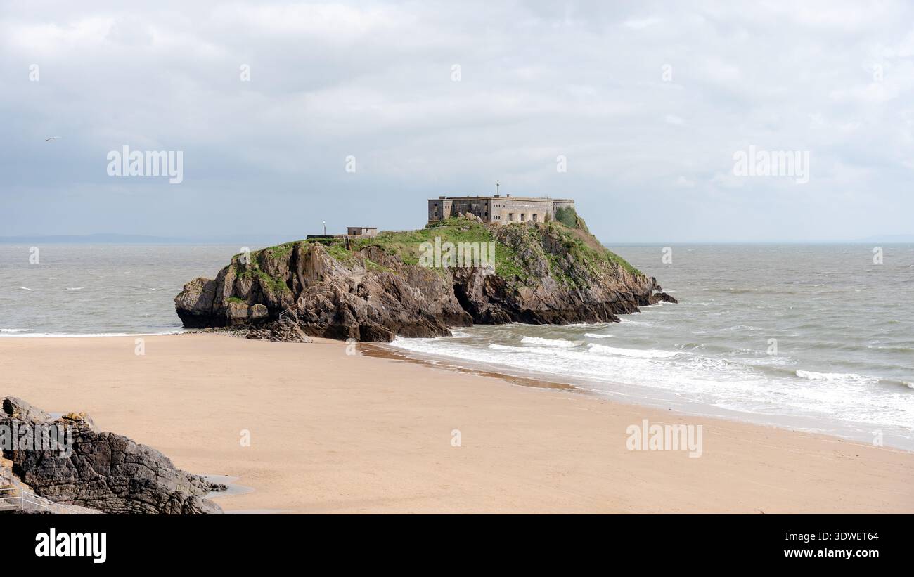 Ein malerischer Blick auf St. Catherine's Island und Fort, das sich am Castle Beach in Tenby, Wales, befindet. Die Insel verfügt über eine historische Festung und ist von Th umgeben Stockfoto