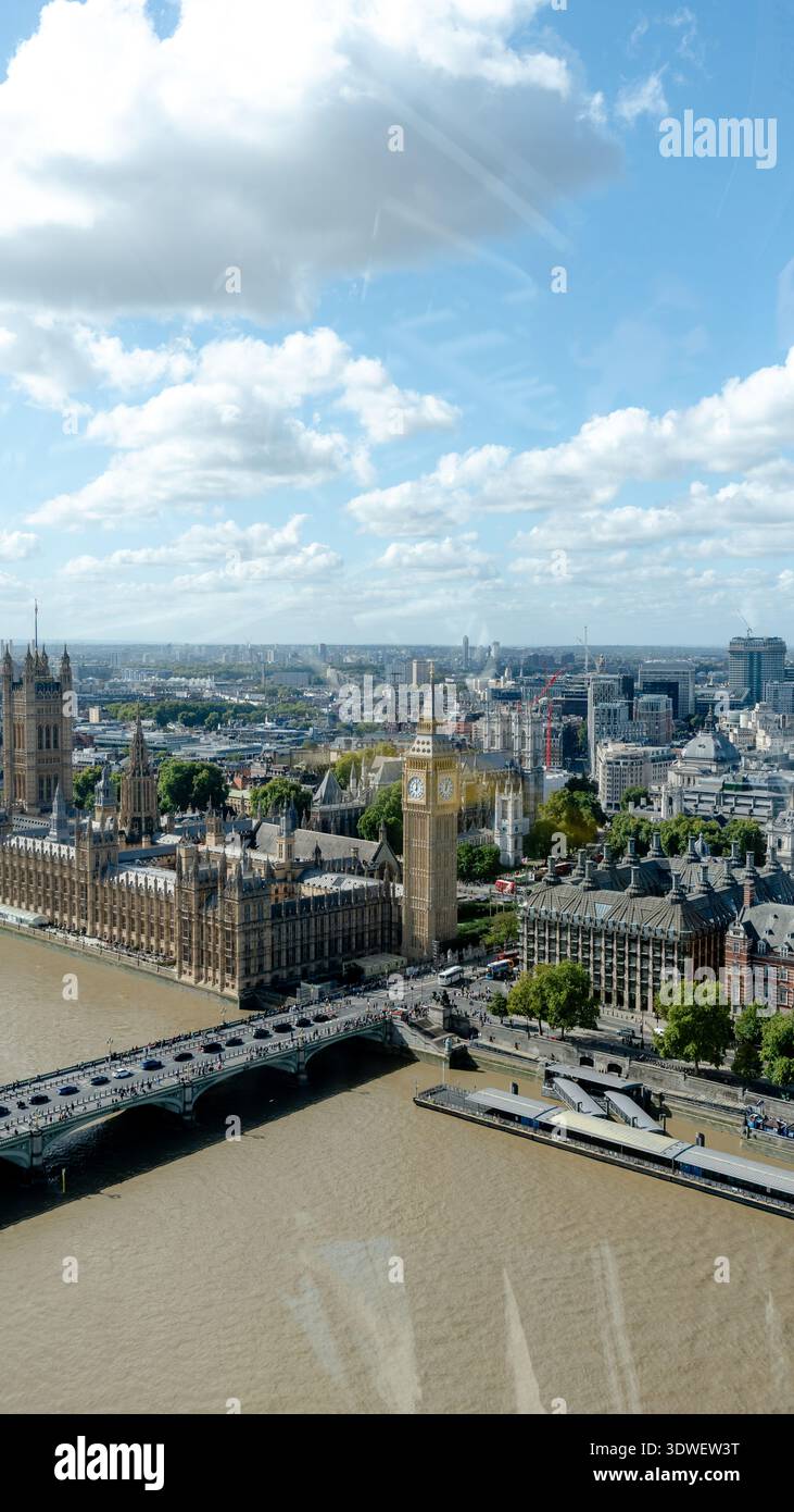 Ein malerischer Blick auf Big Ben und Westminster Bridge in London, England. Die perfekte Umgebung für einen Familienausflug, um die reiche Geschichte und die pulsierende Kul zu erkunden Stockfoto