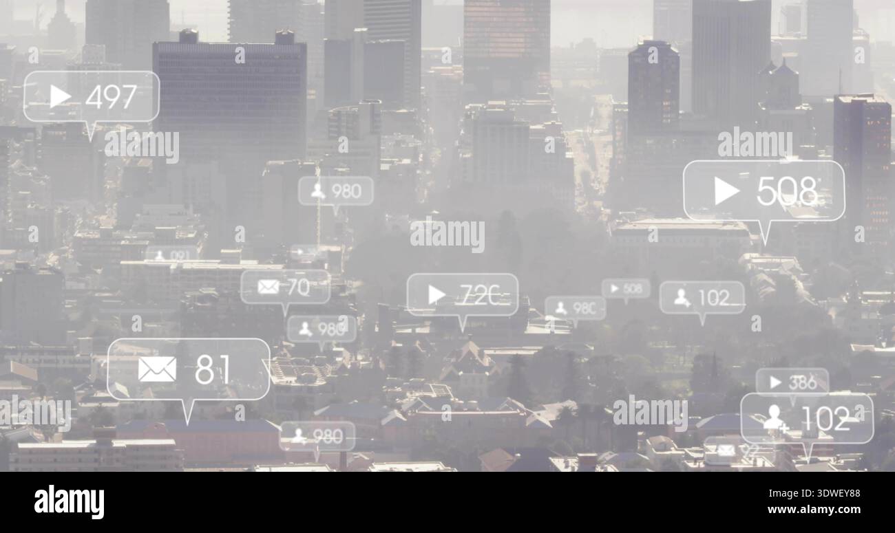 Anzeige der trüben Skyline der Stadt mit Benachrichtigungsblasen mit Wiedergabe, E-Mail und Benutzersymbolen Stockfoto
