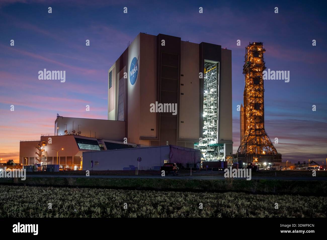 ARTEMIS II betritt das Gebäude der Fahrzeugmontage am 25. Februar. 2026. Stockfoto