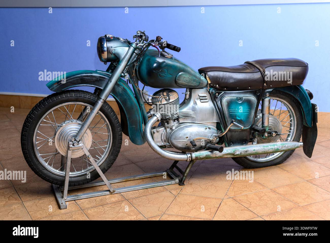 Uljanowsk, Russland - 11. Februar 2022: Oldtimer-Motorradmarke IZH-3. Das Museum zeigt ein altes russisches Motorrad IZH-Planet 3. Stockfoto