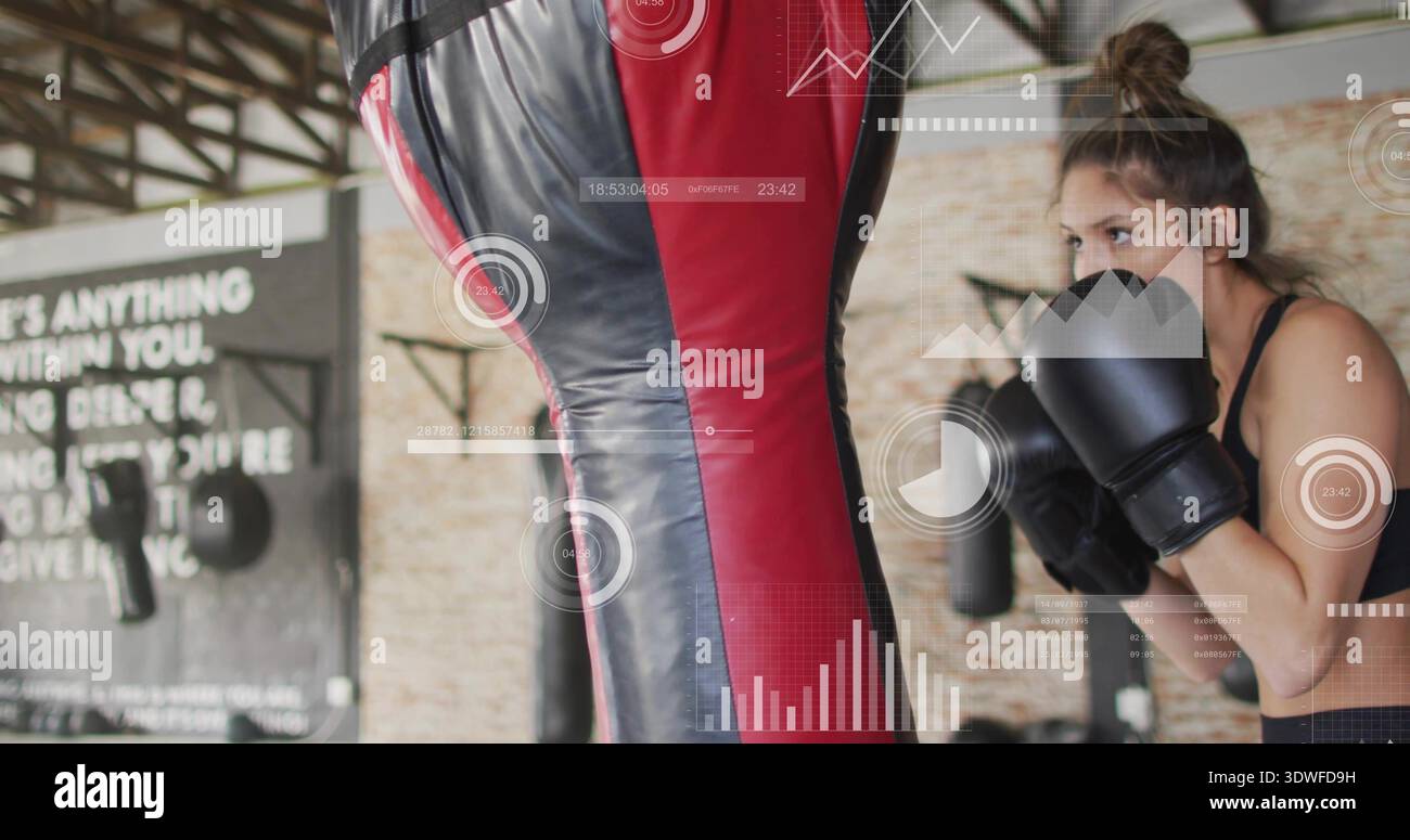 Trainingsboxer mit schwarzen Handschuhen und Sportoberteil, Schutz im Fitnessstudio mit schwerer Tasche, Kopierraum Stockfoto