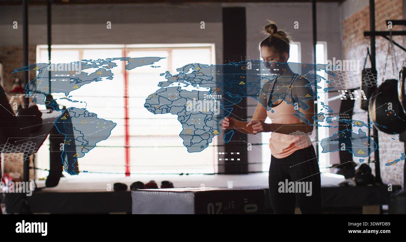 Verstellbare Handgelenkauflage, Frau mit Sportoberteil und Leggings Training im Boxstudio mit AR-Überzug Stockfoto