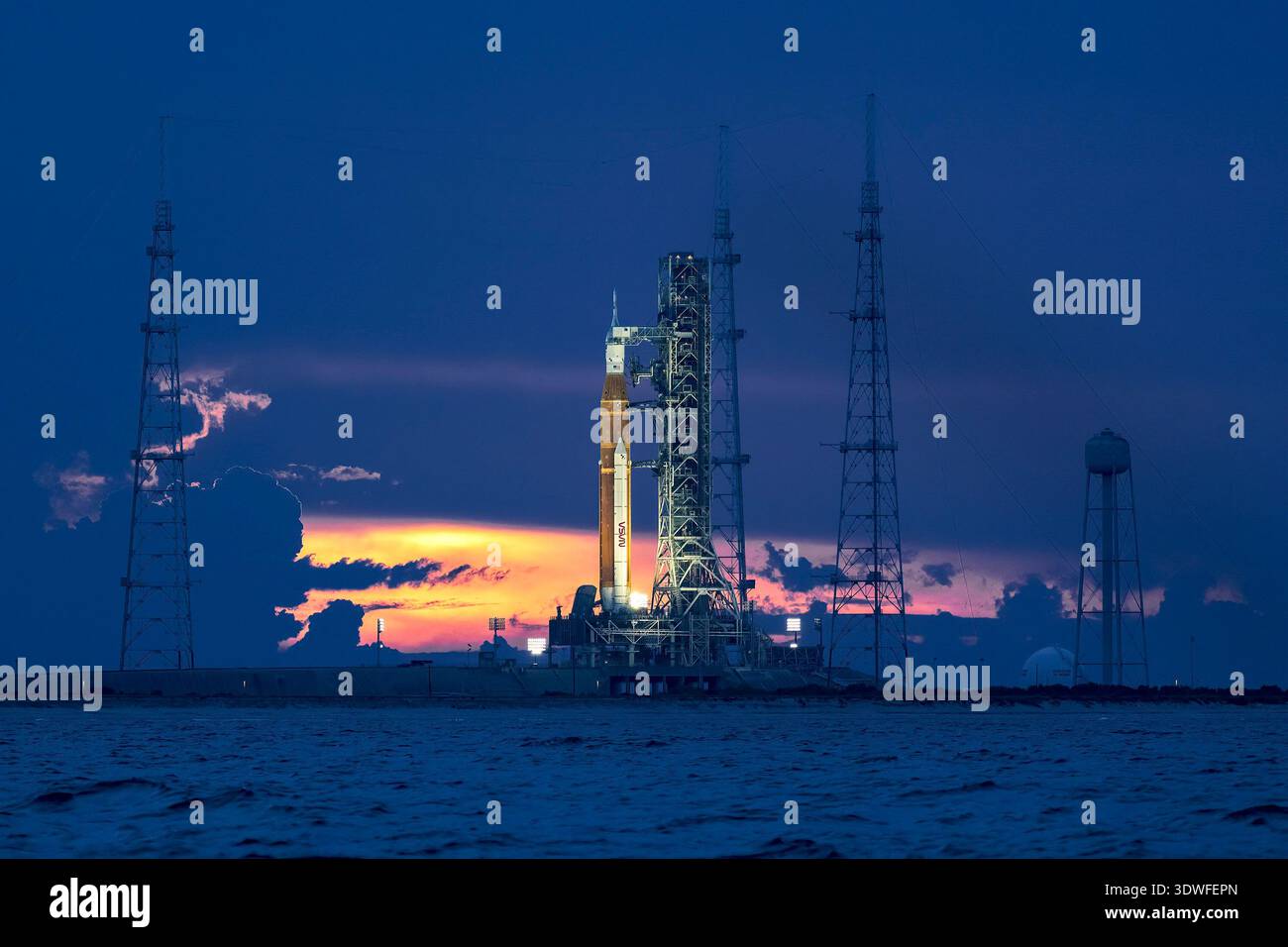 Sonnenuntergang und Gewitterwolken hinter Artemis I im Jahr 2022. Stockfoto