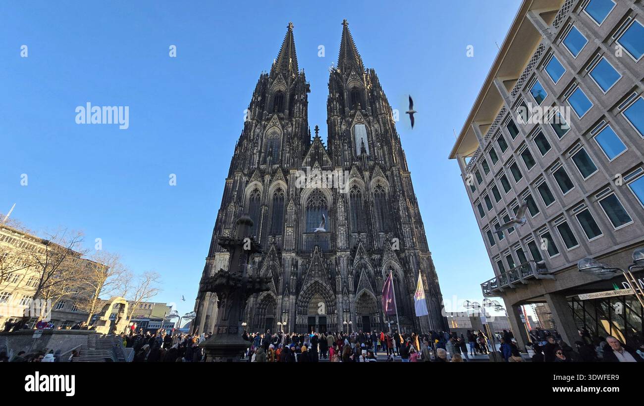 Kölner Dom mit Touristen auf dem Stadtplatz Stockfoto