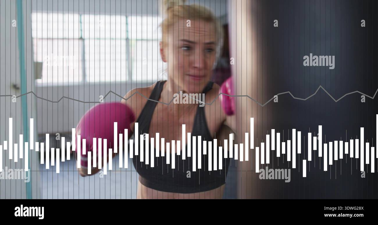 Boxerin im mittleren Erwachsenenalter in schwarzem Sport-BH mit pinkfarbenen Handschuhen Schlagtasche im Fitnessstudio, Wellenform-Überzug Stockfoto