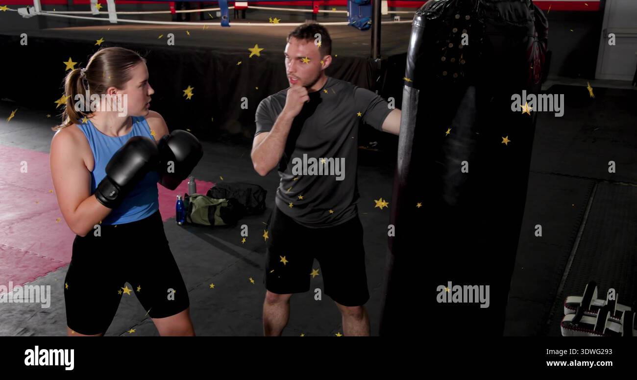 Training weiblicher Boxer und Coach-Arbeitshaltung in Boxsporttasche blau-Top schwarz-Handschuhe Gold-Sterne Stockfoto