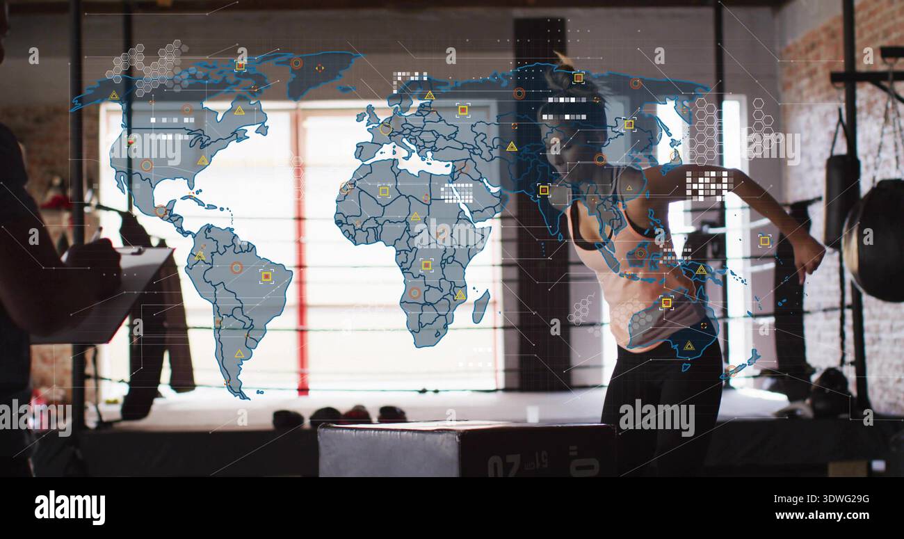 Punching-Trainee im Leichttank-Training im Fitnessstudio mit Holo-Map, schwerer Tasche, Coach-Tablet, Kopierraum Stockfoto