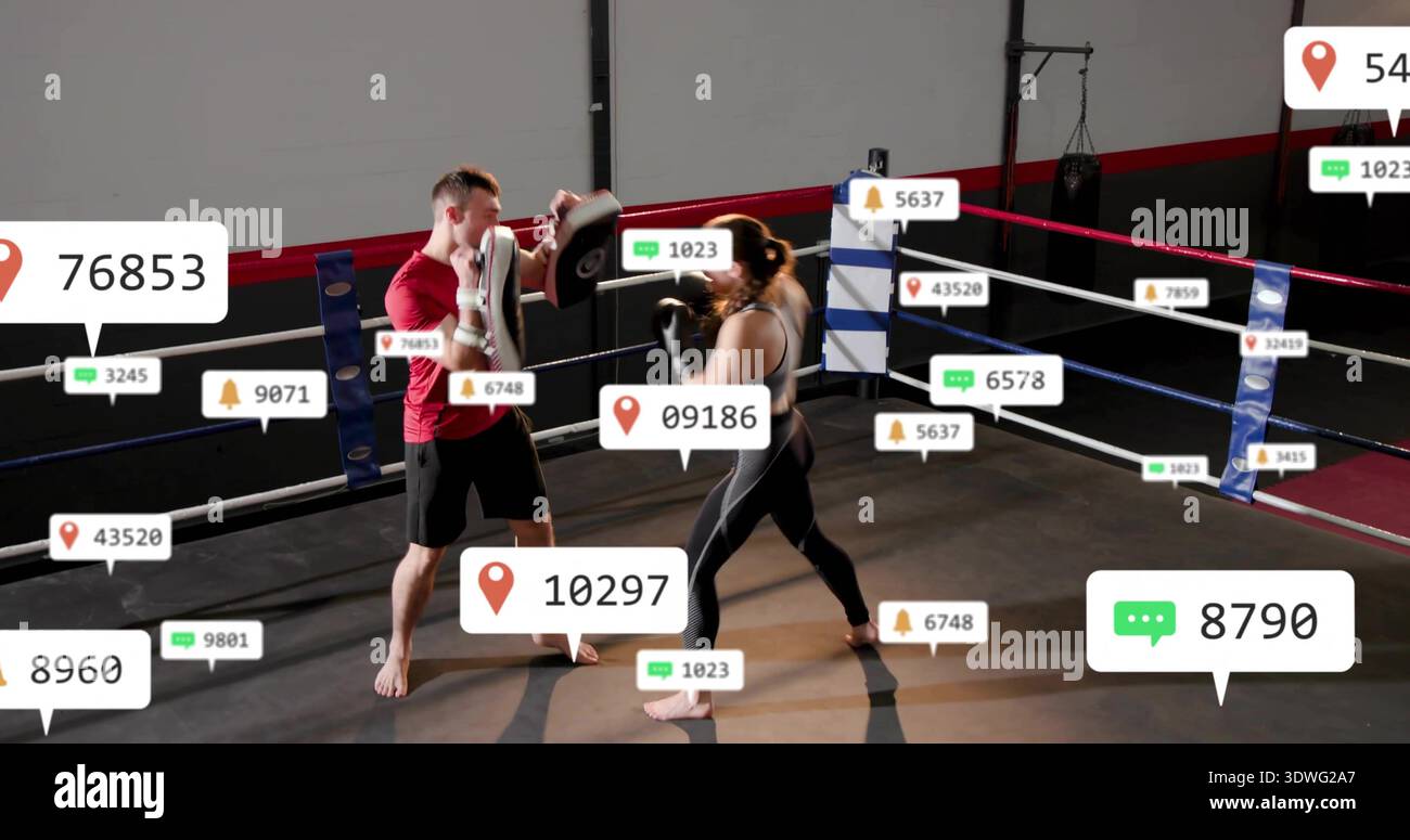 Werfen von Punsch weibliche Trainee in Leggings vorwärts auf männlichen Trainer hält Polster im Ring, Überzüge Stockfoto