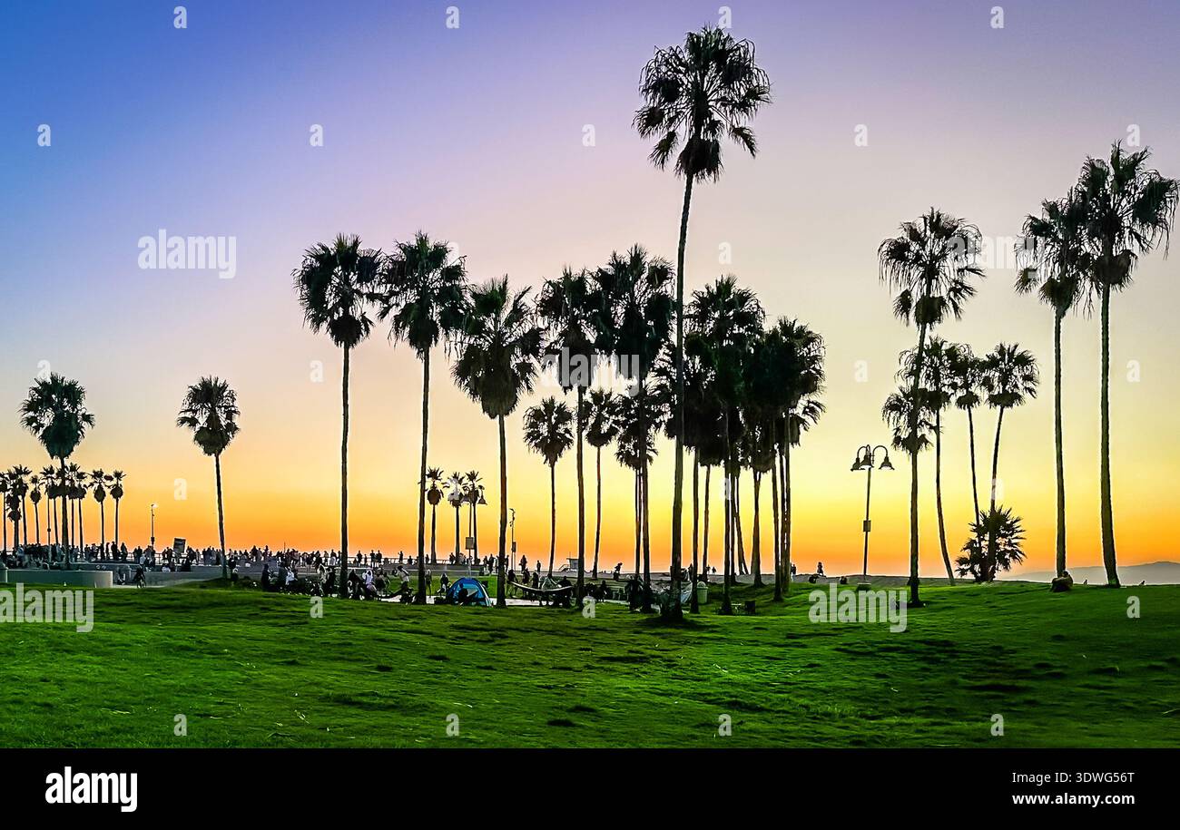 Blick auf einige Leute bei Sonnenuntergang am Venice Beach, Kalifornien, USA Stockfoto