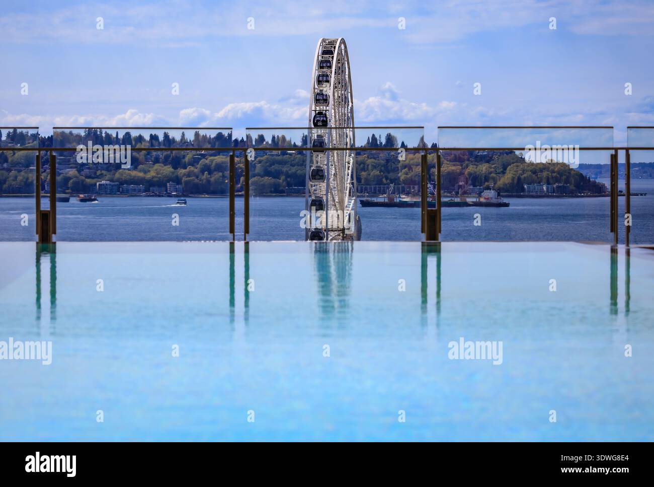 Türkisblaues Wasser des Infinity-Pools auf einer Dachterrasse mit Blick auf das Great Wheel, Puget Sound in Seattle, Washington, USA Stockfoto