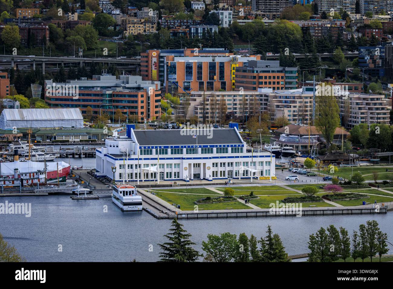 Seattle, Washington - 27. April 2022: Museum of History and Industry am Ufer des Lake Union mit Forschungsgebäuden und dem South Lake Union Park Stockfoto