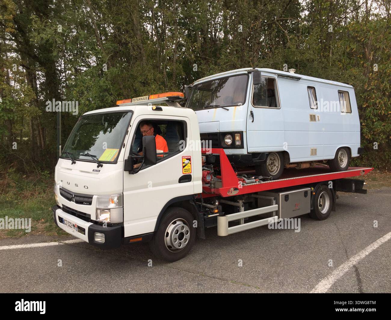 Klassischer Peugeot J9-Wohnmobil aus den 1980er Jahren auf einem Pannenwagen Stockfoto