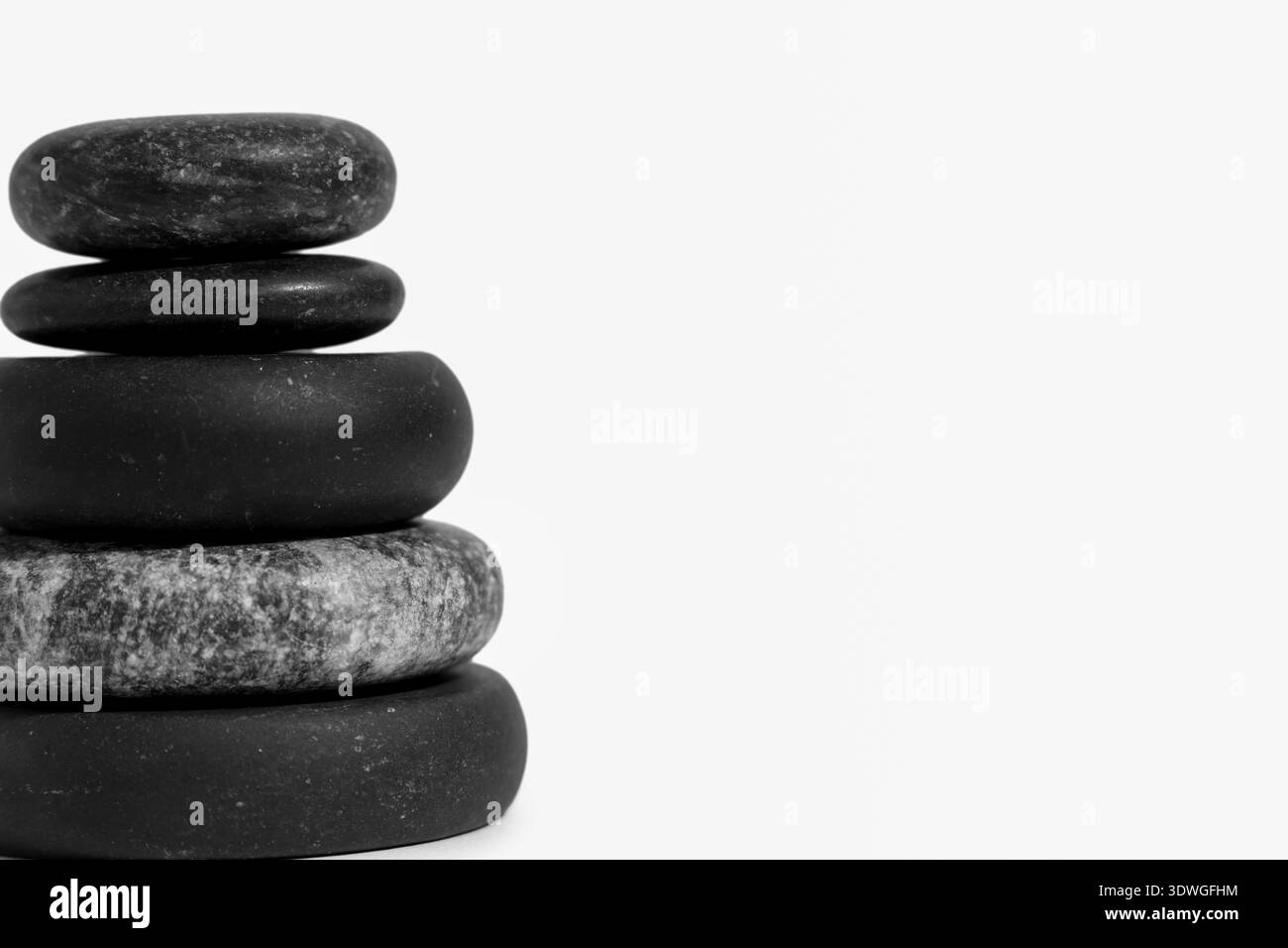 Stapel Kieselsteine auf hellem Hintergrund. Zen-Konzept Stockfoto