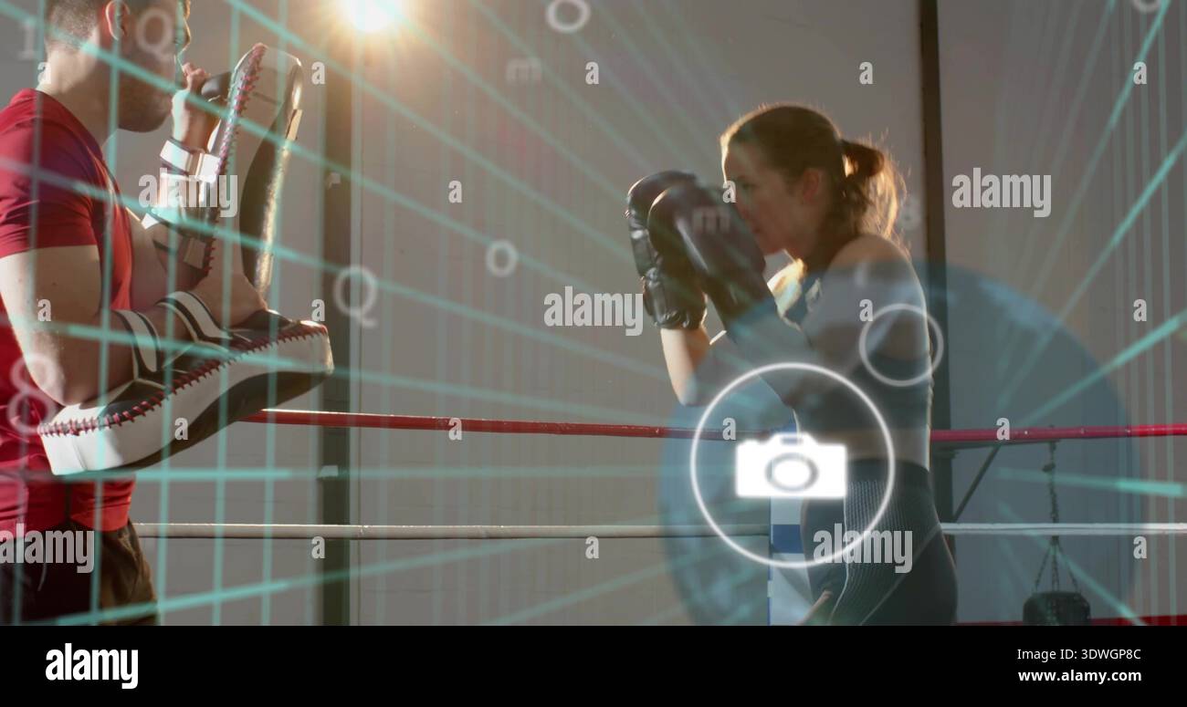Trainingstrainer rote Top-Haltepolster, Boxer dunkle Kleidung mit Handschuhen, Schlagstöße im Ring, HUDcam Stockfoto