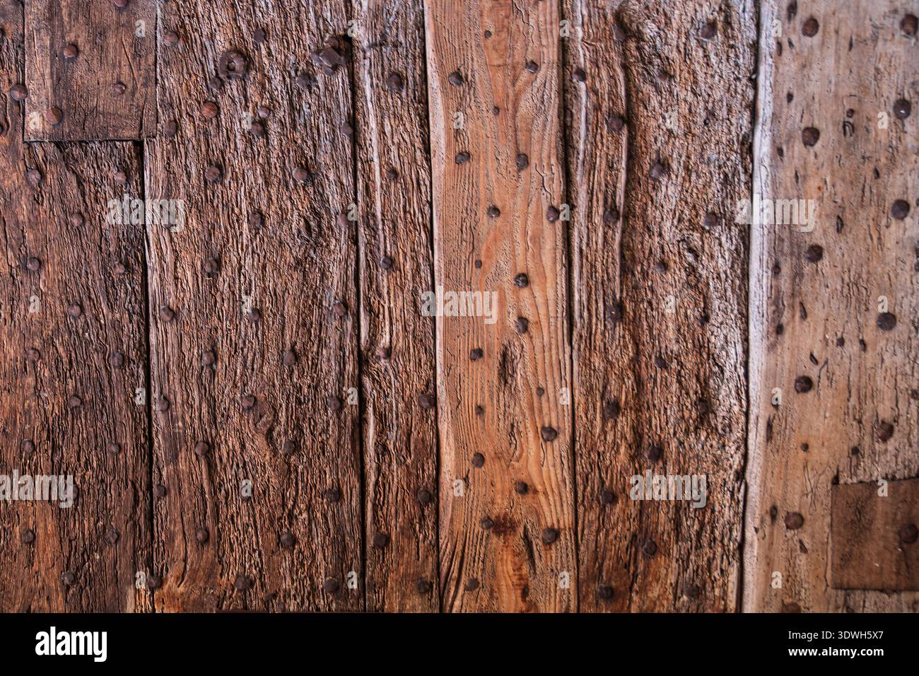 Alte rustikale Holztür mit schmiedeeisernen Nägeln Stockfoto