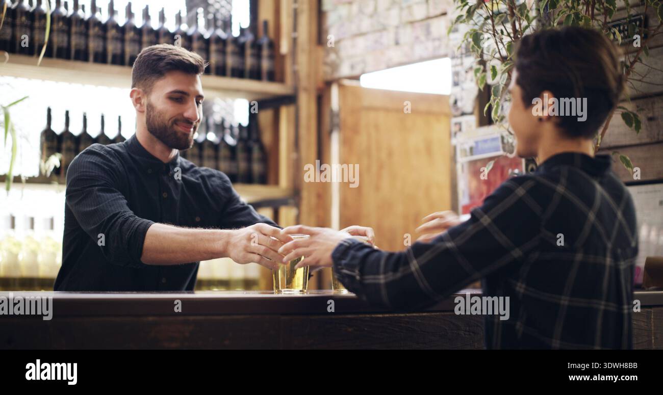 Frau, Barkeeper und servieren Alkohol im Pub zur Happy Hour, Bestellung und Kundenservice. Lächeln, Barkeeper und weibliche Person an der Theke mit Bier, Kultur Stockfoto