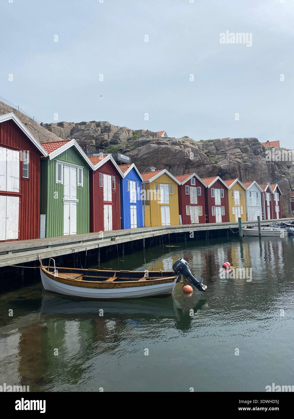 Farbenfrohe Häuser und Boot in Smögen - Smartphone-aufgenommenes Stockfoto
