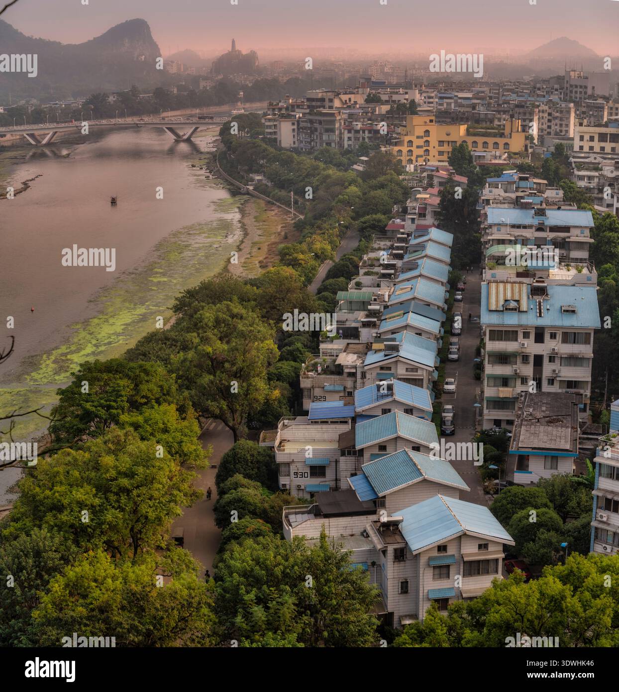 Blick aus der Vogelperspektive auf Guilin City und Li River mit Gebäuden mit blauem Dach und Karstgebirge. Stadt Guilin, Autonomes Gebiet Guangxi Zhuang, China Stockfoto
