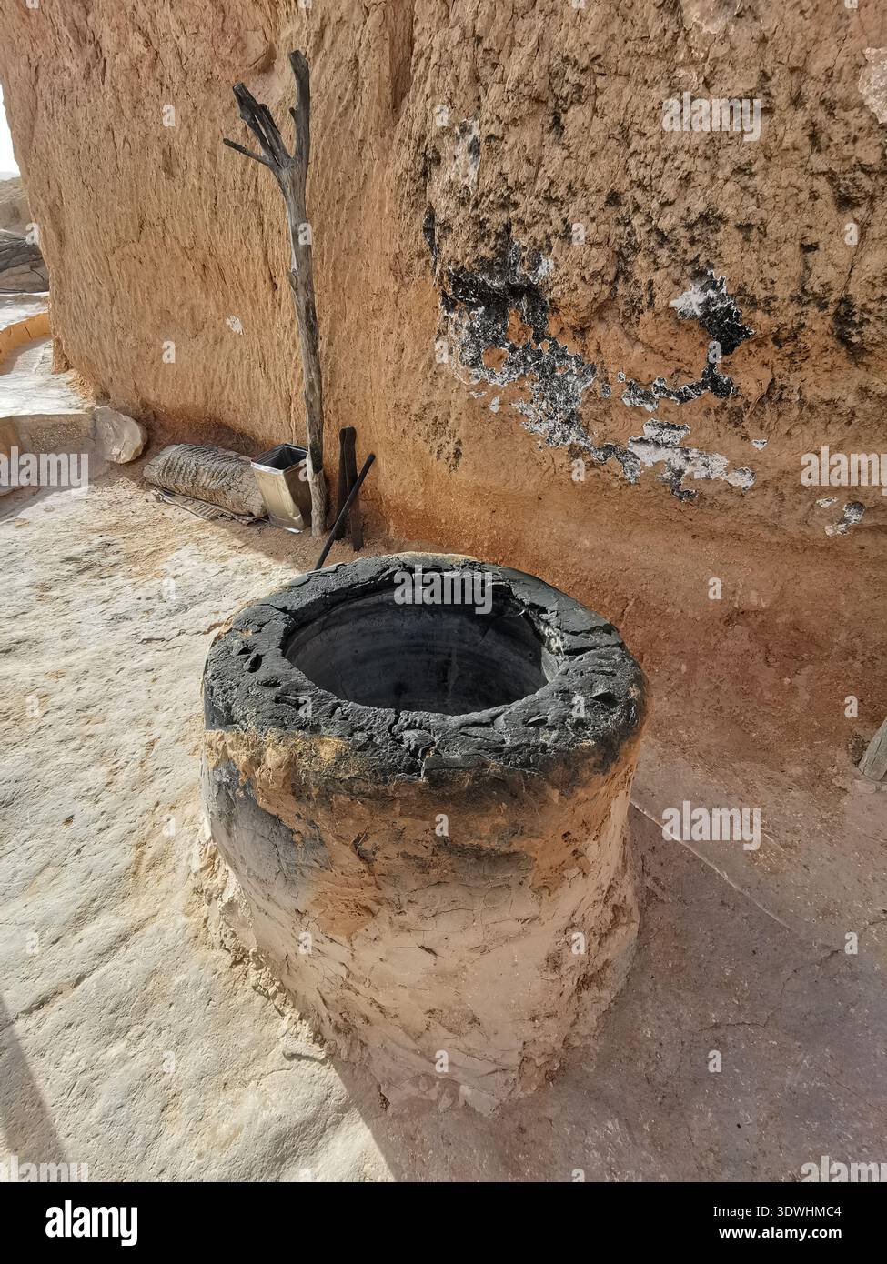 Traditioneller Tabuuna-Lehmofen in einem Berber-Troglodyte-Haus in Matmata, wo Tunesiens ikonisches handgeformtes Brot im alten Wüstenstil gebacken wird. - Smartphone-aufgenommenes Stockfoto