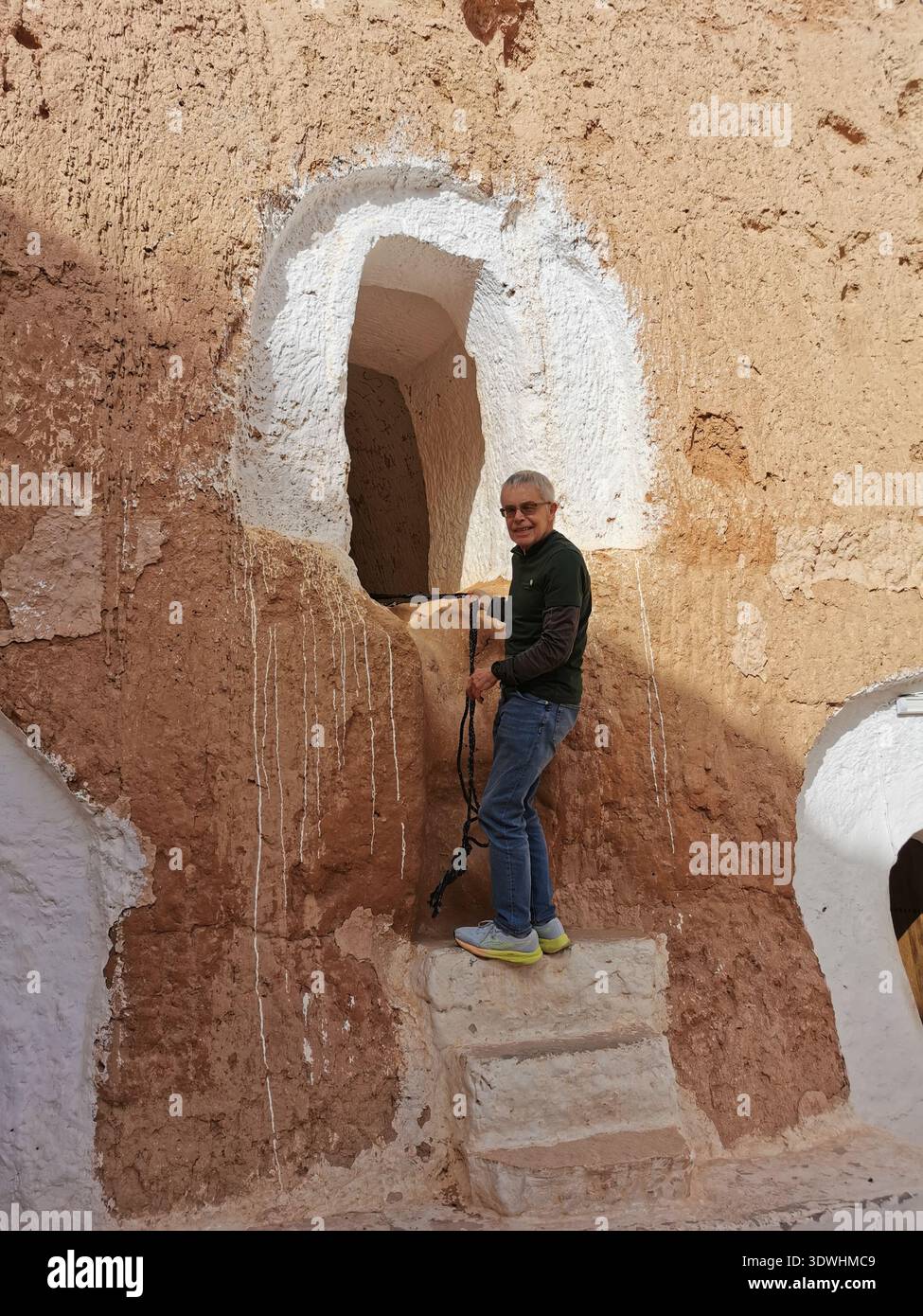Traditionelles Berber-Höhlenhaus Matmata, Tunesien, zeigt alte Wüstenarchitektur und einzigartige unterirdische Lebensweise, um das Klima zu bekämpfen. - Smartphone-aufgenommenes Stockfoto