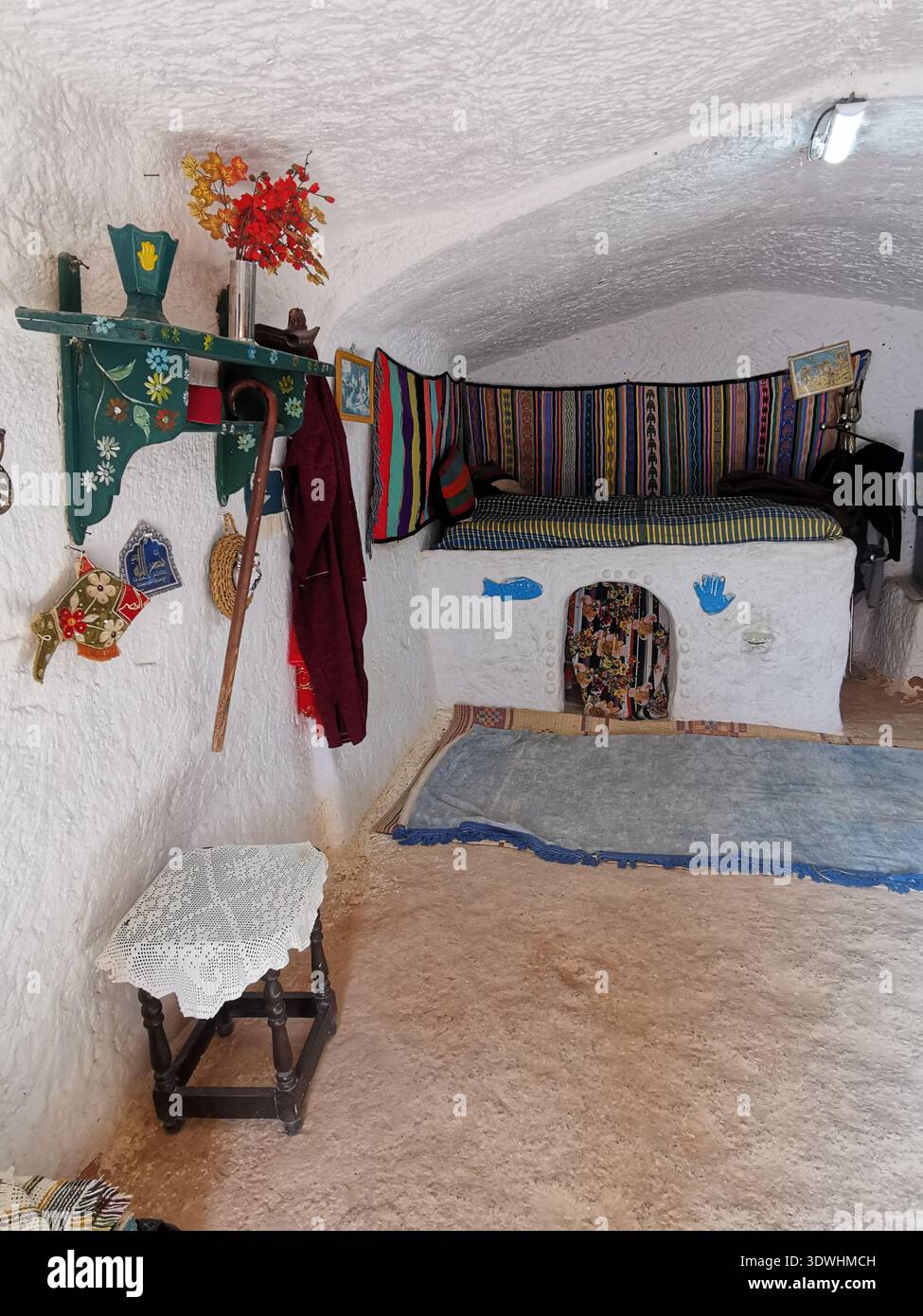 Traditionelles Berber-Höhlenhaus Matmata, Tunesien, zeigt alte Wüstenarchitektur und einzigartige unterirdische Lebensweise, um das Klima zu bekämpfen. - Smartphone-aufgenommenes Stockfoto