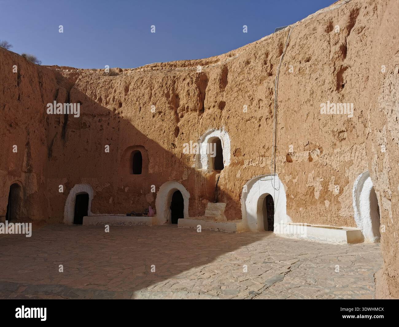 Traditionelles Berber-Höhlenhaus Matmata, Tunesien, zeigt alte Wüstenarchitektur und einzigartige unterirdische Lebensweise, um das Klima zu bekämpfen. - Smartphone-aufgenommenes Stockfoto