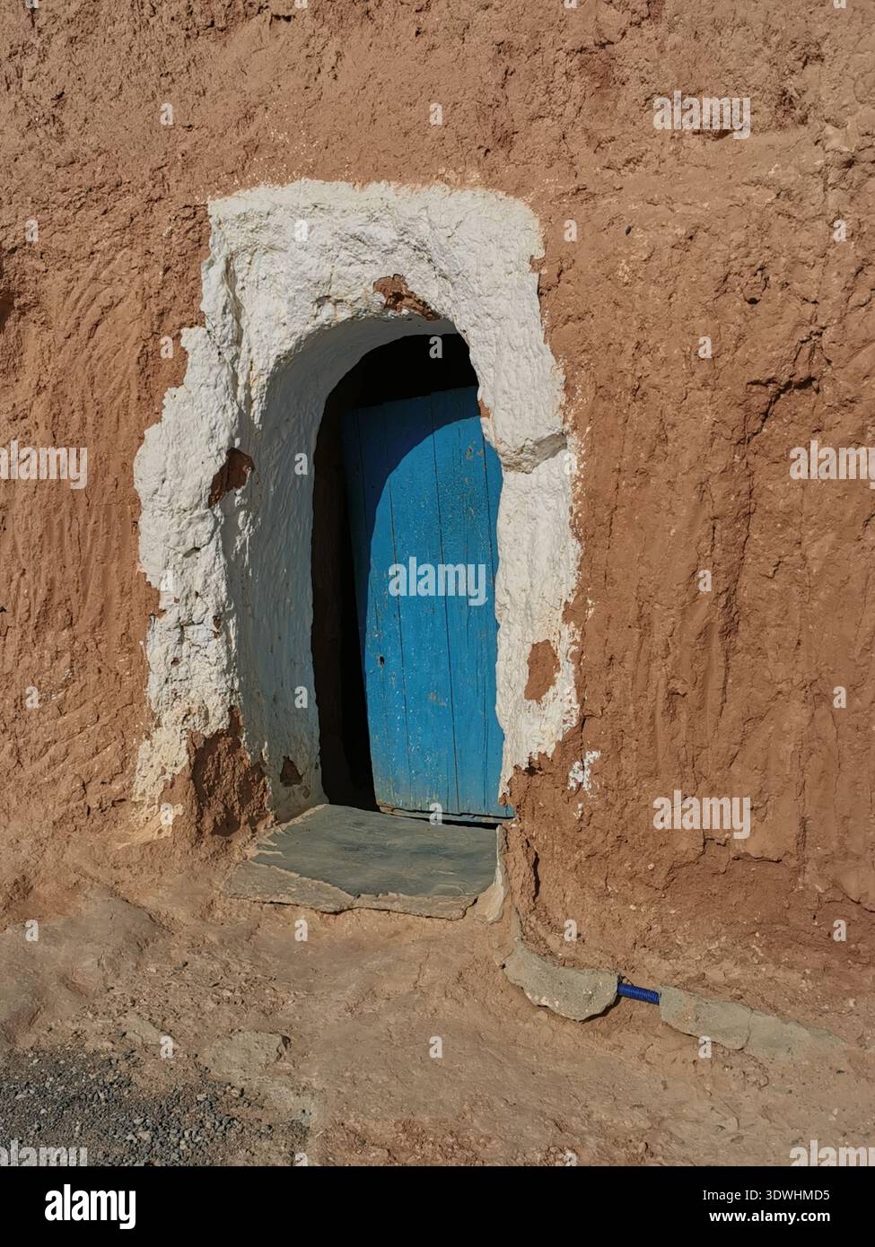 Traditionelles Berber-Höhlenhaus Matmata, Tunesien, zeigt alte Wüstenarchitektur und einzigartige unterirdische Lebensweise, um das Klima zu bekämpfen. - Smartphone-aufgenommenes Stockfoto