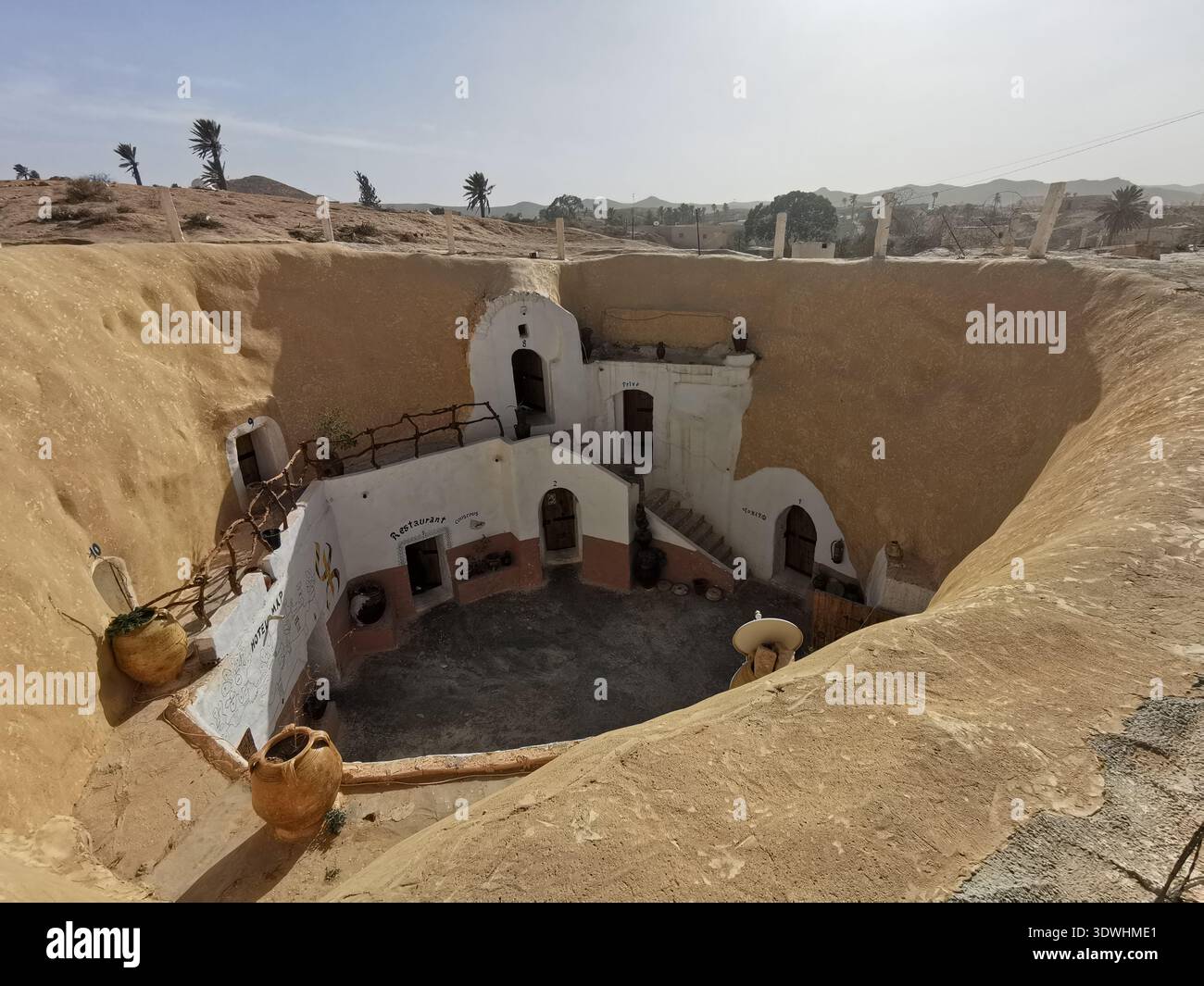 Unterirdisches Troglodytenhaus in Matmata, Tunesien – Original Star Wars Lars Homestead, heute ein Wüstenhotel mit traditioneller Berberhöhlenarchitektur. - Smartphone-aufgenommenes Stockfoto