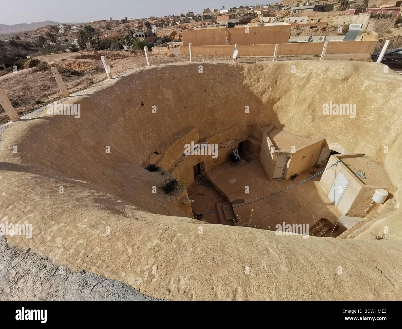 Traditionelles Berber-Höhlenhaus Matmata, Tunesien, zeigt alte Wüstenarchitektur und einzigartige unterirdische Lebensweise, um das Klima zu bekämpfen. - Smartphone-aufgenommenes Stockfoto