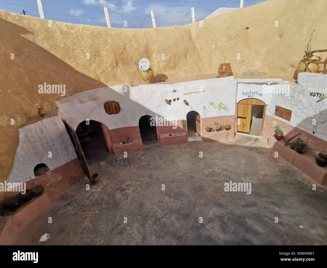 Unterirdisches Troglodytenhaus in Matmata, Tunesien – Original Star Wars Lars Homestead, heute ein Wüstenhotel mit traditioneller Berberhöhlenarchitektur. - Smartphone-aufgenommenes Stockfoto