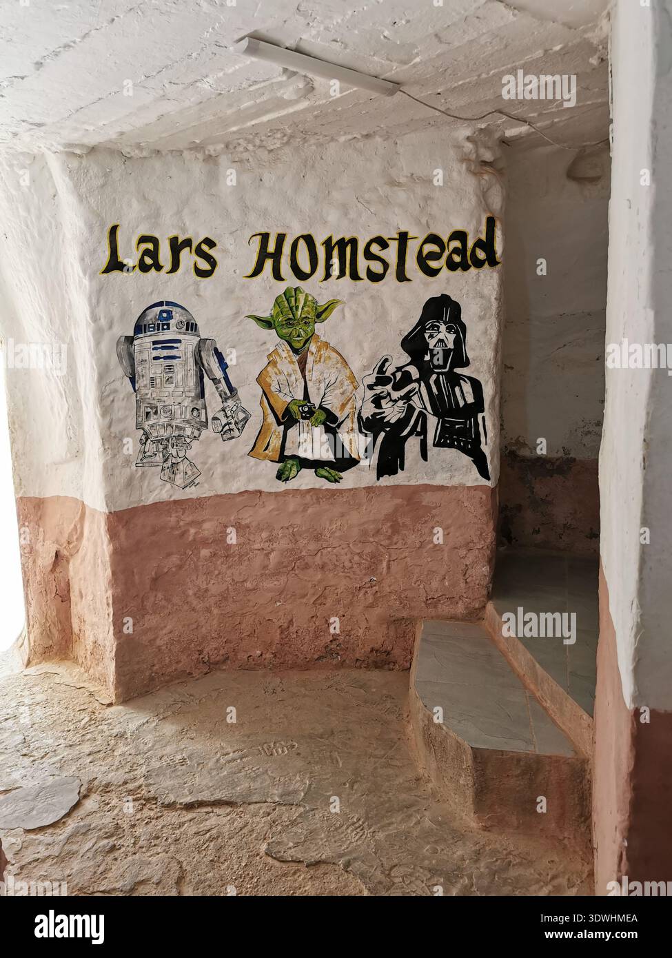 Unterirdisches Troglodytenhaus in Matmata, Tunesien – Original Star Wars Lars Homestead, heute ein Wüstenhotel mit traditioneller Berberhöhlenarchitektur. - Smartphone-aufgenommenes Stockfoto