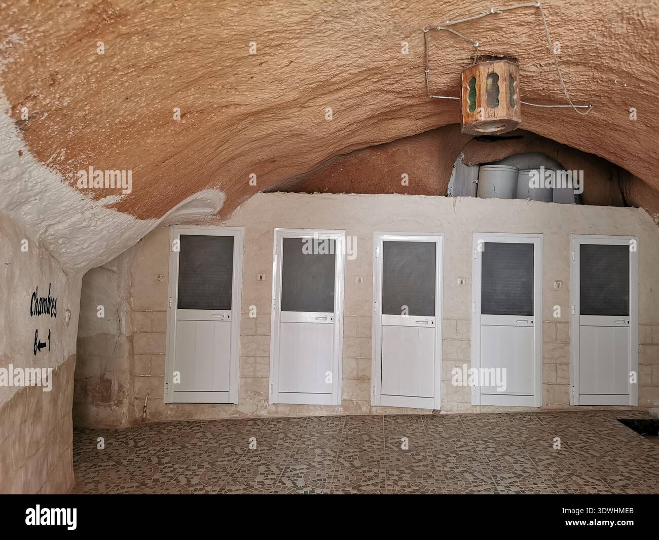 Unterirdische Toiletten Troglodyte Haus Matmata, Tunesien. Original Star Wars Lars Homestead, heute Wüstenhotel mit traditioneller Berberhöhlenarchitektur. - Smartphone-aufgenommenes Stockfoto