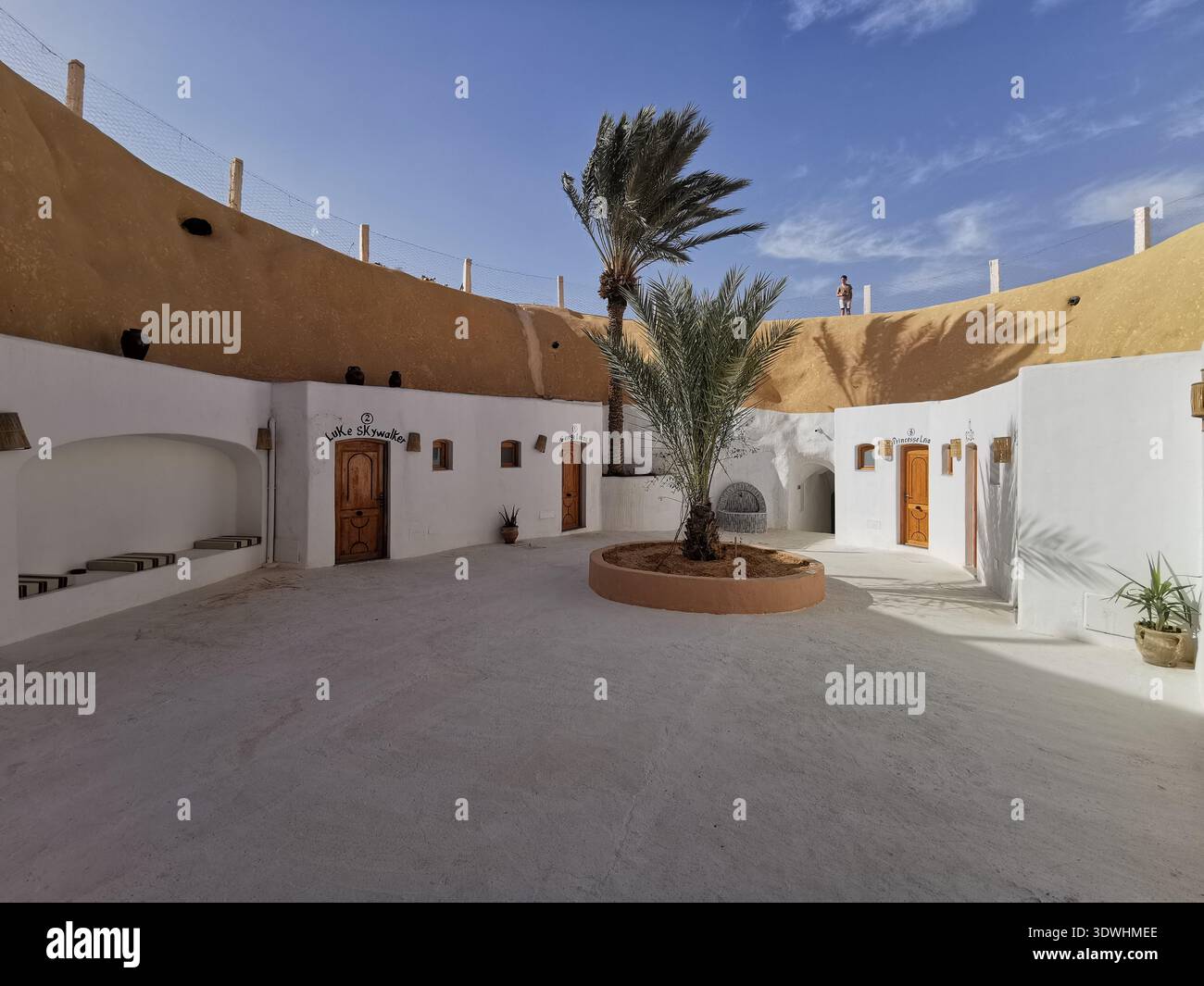 Unterirdisches Troglodytenhaus in Matmata, Tunesien – Original Star Wars Lars Homestead, heute ein Wüstenhotel mit traditioneller Berberhöhlenarchitektur. - Smartphone-aufgenommenes Stockfoto