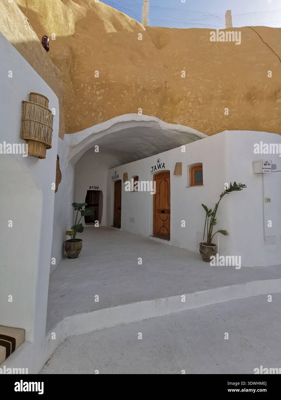 Unterirdisches Troglodytenhaus in Matmata, Tunesien – Original Star Wars Lars Homestead, heute ein Wüstenhotel mit traditioneller Berberhöhlenarchitektur. - Smartphone-aufgenommenes Stockfoto