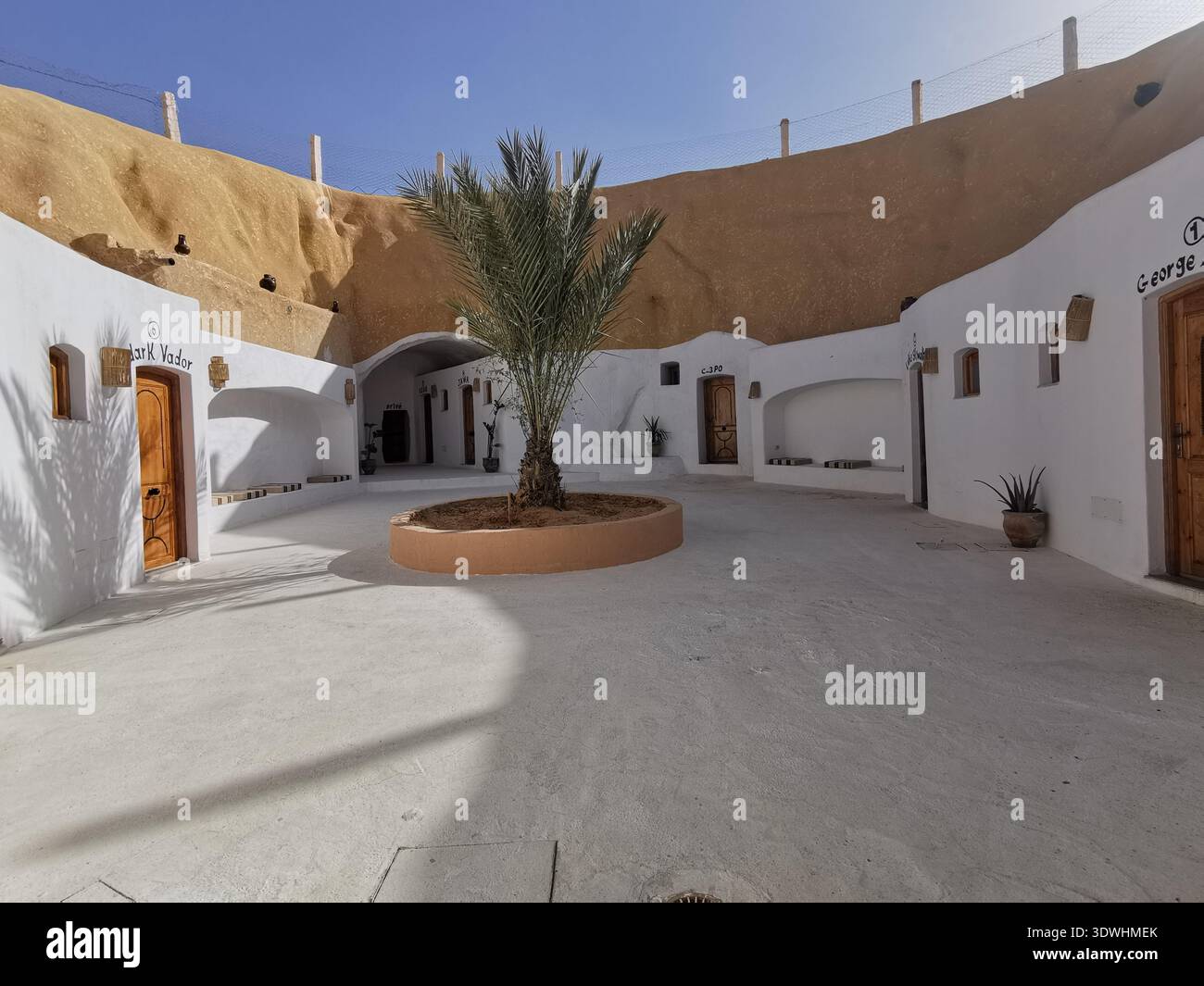 Unterirdisches Troglodytenhaus in Matmata, Tunesien – Original Star Wars Lars Homestead, heute ein Wüstenhotel mit traditioneller Berberhöhlenarchitektur. - Smartphone-aufgenommenes Stockfoto