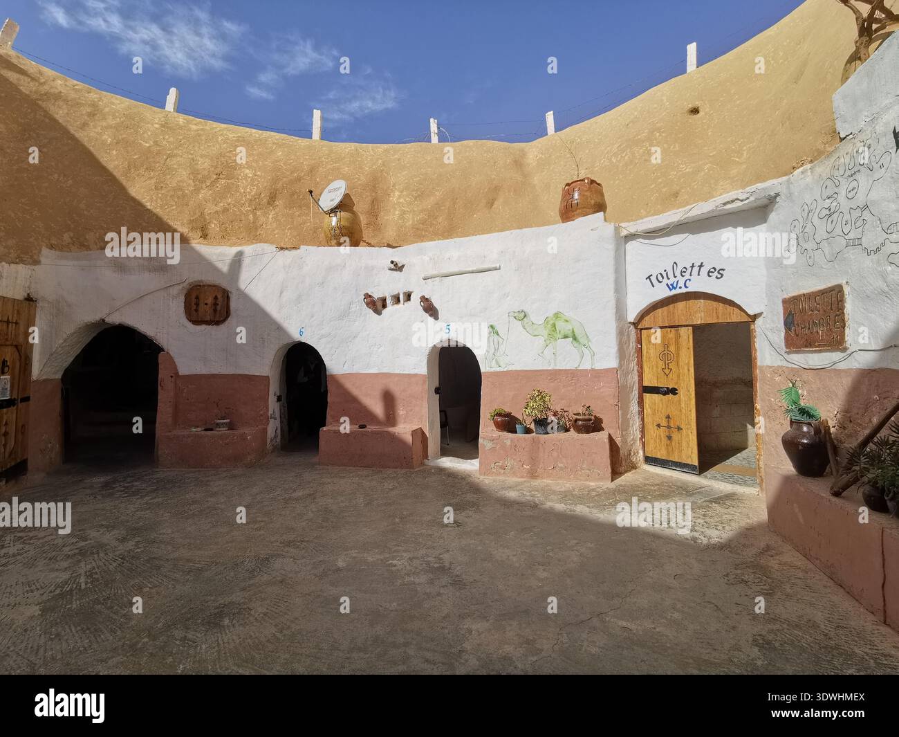 Unterirdisches Troglodytenhaus in Matmata, Tunesien – Original Star Wars Lars Homestead, heute ein Wüstenhotel mit traditioneller Berberhöhlenarchitektur. - Smartphone-aufgenommenes Stockfoto