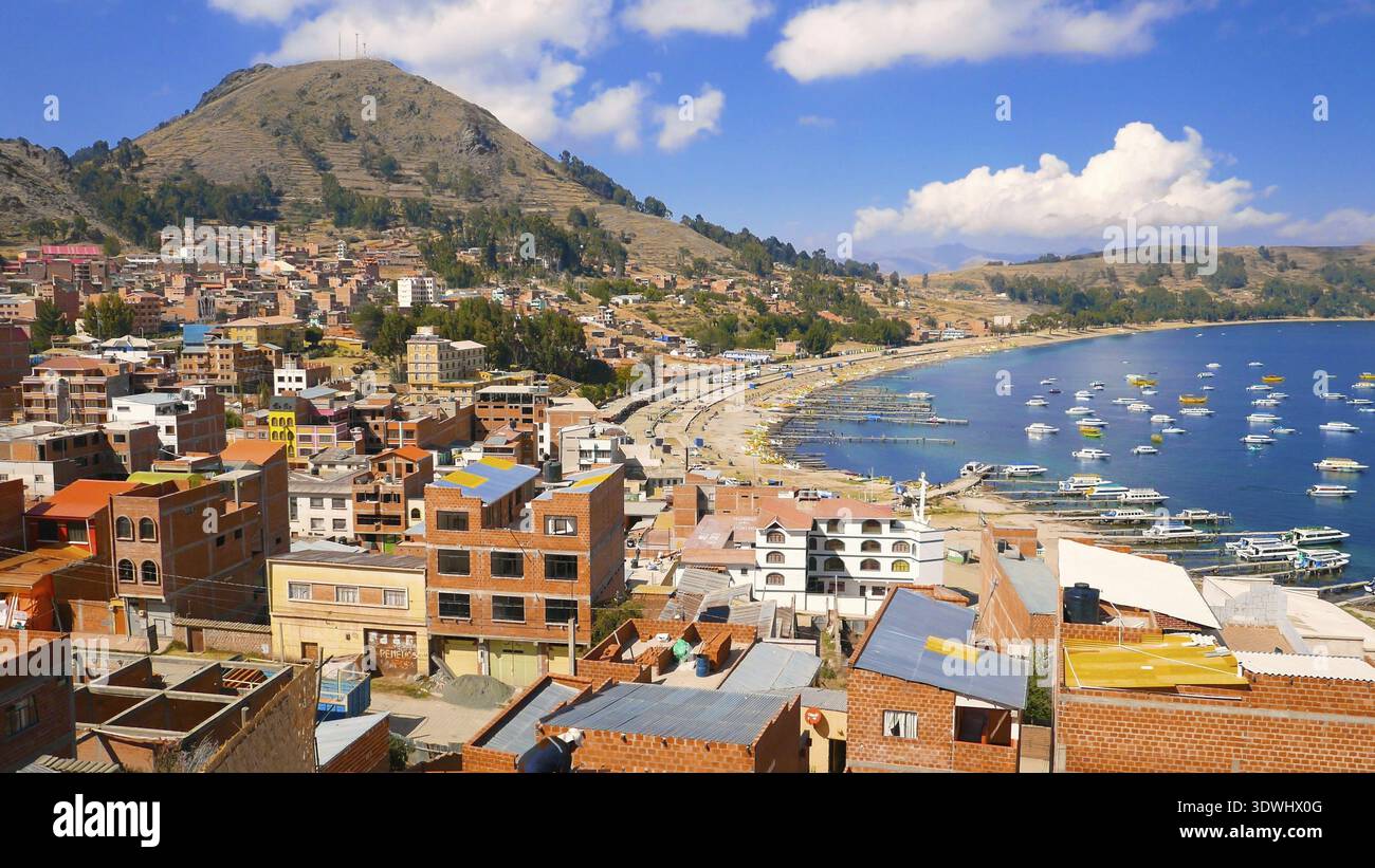 Titicaca-See Bolivien 16. August Panoramablick auf die Bucht der Stadt Copacabana des Sees mit verankerten Booten, die Touristen zu den Inseln der S bringen Stockfoto